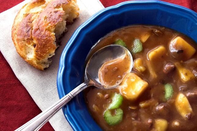 Suppe mit Brötchen gegen Gastritis
